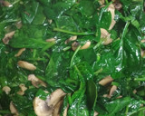 Foto del paso 3 de la receta: Bacalao sobre cama de espinacas y champis