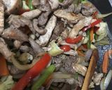 Foto del paso 3 de la receta: Vegetales con pollo y cerdo al Wok sobre fideos de arroz