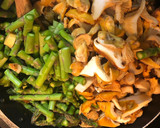 Foto del paso 6 de la receta: Chanterelles, espárragos verdes y butifarras guisadas a la catalana