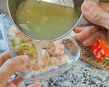 Foto del paso 3 de la receta: Ceviche fácil de gambas y aguacate