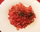 Foto del paso 2 de la receta Solomillo de bonito listado al punto, con tomates marinados y corazón de lechuga escarchada