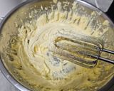 Foto del paso 17 de la receta: Memory Cake de Vainilla, Dulce de Leche y Buttercream de Chocolate Blanco (Torta de cumpleaños)