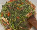 Foto langkah ke 5 dari resep Tumis Kangkung Terasi Pedas.
