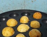 A picture of step 5 of Takoyaki sosis and cheese.