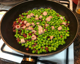 Foto del paso 5 de la receta: Guisantes salteados con jamón, huevos de codorniz y salchichas
