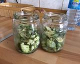 Une image de l'étape 5 de Tagliatelles de courgette et concombre marinés herbes ail et citron.