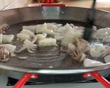 Foto del paso 2 de la receta: Fideuà negra de chipirones y langostinos