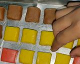 Foto langkah ke 4 dari resep Rainbow Wafer Cookies.