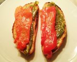 Foto del paso 5 de la receta Tosta de pimientos asados con ventresca de atún y anchoas