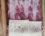 Foto del paso 2 de la receta: Lomo relleno de ciruelas, piñones, bacon, jamón York y queso