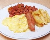 Foto langkah ke 6 dari resep Scramble eggs on toast with sausage, potatoes and beans.