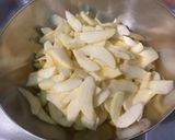 Une image de l'étape 2 de Gâteau moelleux aux pommes et oranges.