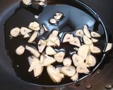 Foto langkah ke 1 dari resep Spaghetti alle Vongole in Bianco.