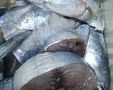Foto langkah ke 2 dari resep Tuna bumbu kuning.