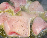 Foto del paso 3 de la receta: Pechuga de pollo con salchichas blancas a la cerveza