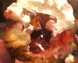 Pas rețetă Cruffins cu dulceață de afine, căpșuni, frișcă, nucă cu scorțișoară și fulgi de ciocolată😍😋 1 fotografie