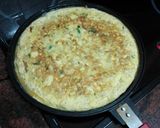 Foto del paso 7 de la receta: Tortilla de papas con cebolla sofrita y perejil picado y ensalada