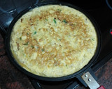 Foto del paso 7 de la receta: Tortilla de papas con cebolla sofrita y perejil picado y ensalada