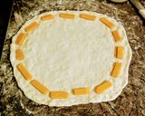Foto del paso 2 de la receta: Pizza con borde de cheddar