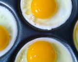 Foto langkah ke 2 dari resep Telur ceplok saus inggris.