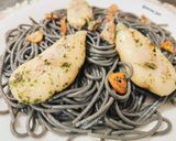 Foto del paso 6 de la receta: Spaghetti al nero di sepia con huevas al ajillo