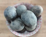Foto del passaggio 1 della ricetta Patate viola al sale aromatizzato