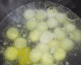 Foto del paso 5 de la receta: Colitas de Mero enharinadas con ensalada fresca y papa parisien