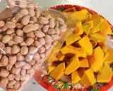 Hình bước làm 2 của món Canh bí đỏ nấu đậu phụng (lạc tươi)