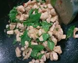 Gambar langkah 3 resipi Thai Chicken Basil.
