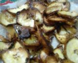 Foto del paso 3 de la receta: Chips crocantes de plátano verde con ajo