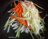 Foto del paso 7 de la receta: Spaghetti, sin gluten, con pechuga de pollo, cebollín, zanahoria, hinojo, huevo revuelto y más