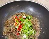 Foto langkah ke 6 dari resep Tumis Ikan Teri Daun Kunyit.