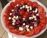 Une image de l'étape 6 de Salade de tomates, trevisana, feta et dulce sauce olive, ciboulette.