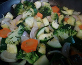 Foto del paso 3 de la receta: Ternera marinada y salteado de verduras con salsa de soja