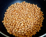 டபுள் லேயர் சாக்கோ வேர்க்கடலை பர்ஃபி (Double layer peanut burfi recipe in tamil) ரெசிபி ஸ்டேப் 1 புகைப்படம்