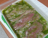 Foto del paso 9 de la receta: Solomillo adobado en mojo a la plancha con chips de verduras