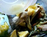Foto langkah ke 6 dari resep Sup Kepala Ikan Salmon, bumbu geprek.