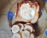 Foto del paso 3 de la receta: Desayuno rápido y sencillo (Huevo en canasta y Pan con maní)