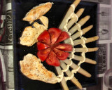 Foto del paso 1 de la receta: Pechuga de pollo a la plancha con flor de tomate y espárragos blancos