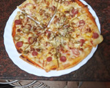 Foto del paso 4 de la receta: Pizza de jamón cocido, salchicha y aceitunas
