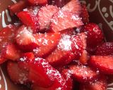 Foto del paso 4 de la receta Macedonia de fresas en zumo de naranja, con sal y sin azúcar. Fuerza contra el virus!!