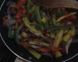 Foto del paso 3 de la receta: Pollo con pimentones en salsa acompañado de puré naranjo