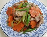 รูปขั้นตอนการทำที่ 2 ของ หมูผัดพริกหนุ่ม