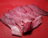 Foto del paso 4 de la receta Ventrescas de bonito, en salsa de cebollas rojas tomates verdes