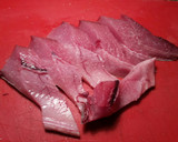 Foto del paso 4 de la receta: Ventrescas de bonito, en salsa de cebollas rojas tomates verdes