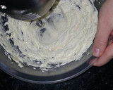 Foto del paso 2 de la receta: Bundt cake de queso y limón