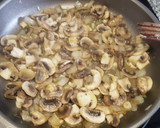 Foto del paso 2 de la receta: Revuelto de champiñones huevos y chorizo🍄🥚