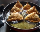 A picture of step 3 of Crispy halwai style khasta samosa chole.
