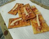 Foto langkah ke 5 dari resep Cheese crackers pizza.