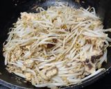 รูปขั้นตอนการทำที่ 3 ของ ผัดถั่วงอกไข่ขาว/ ไข่แดง